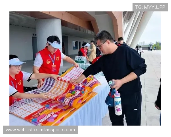 “足球志愿者服务队伍火焰熊熊，助力赛事顺利进行”，足球比赛志愿者需要干什么