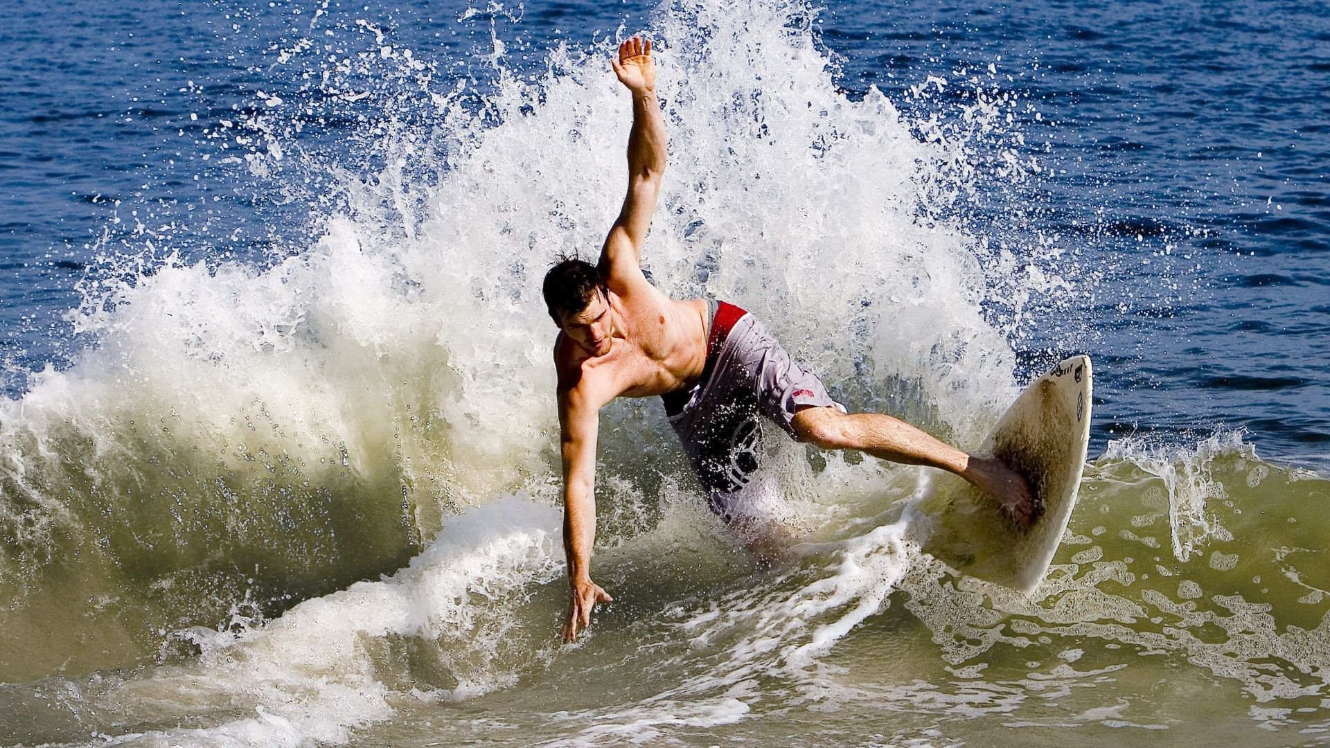 欧冠揭幕战打响 卫冕冠军主场三球完胜迎完美开局